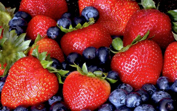 Eating Strawberries and Blueberries Cut Heart Attack Risk In Women