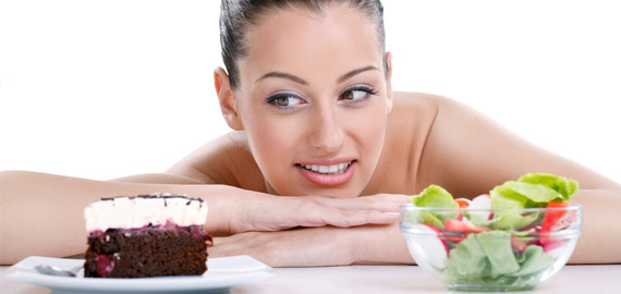 woman_choose_healthy_food_570